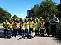 Gruppe vor Streifenwagen der Autobahnpolizei